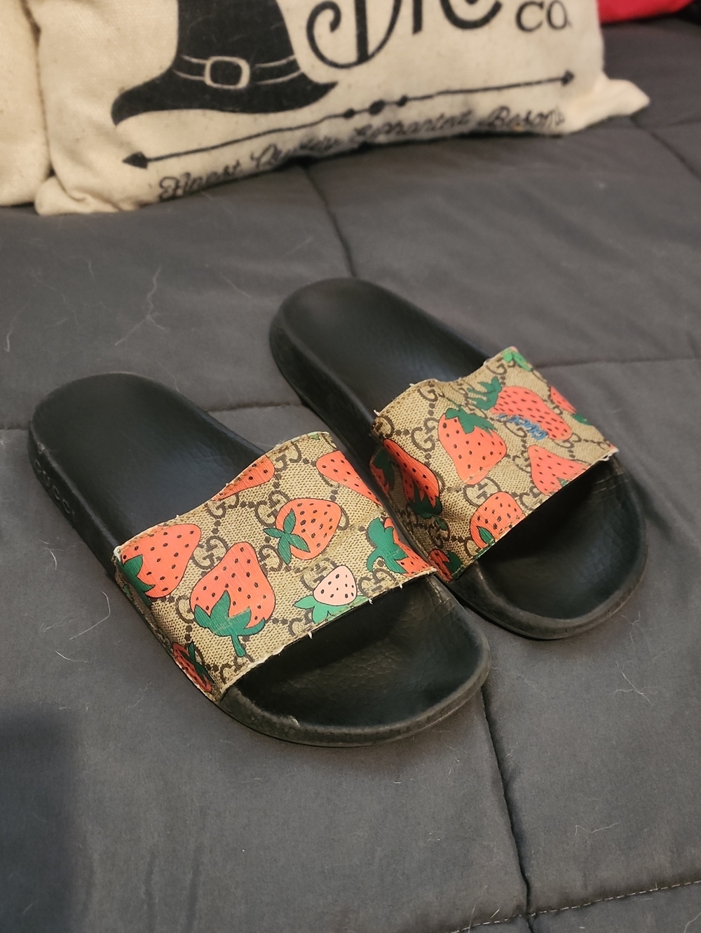 Authentic Gucci GG Supreme Strawberry Slides Size 6 🍓